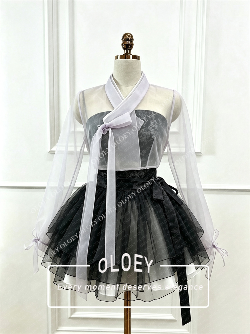 Bộ Hanbok ngắn màu đen đỏ hiện - đánh giá và giá Modern Korean Lifestyle